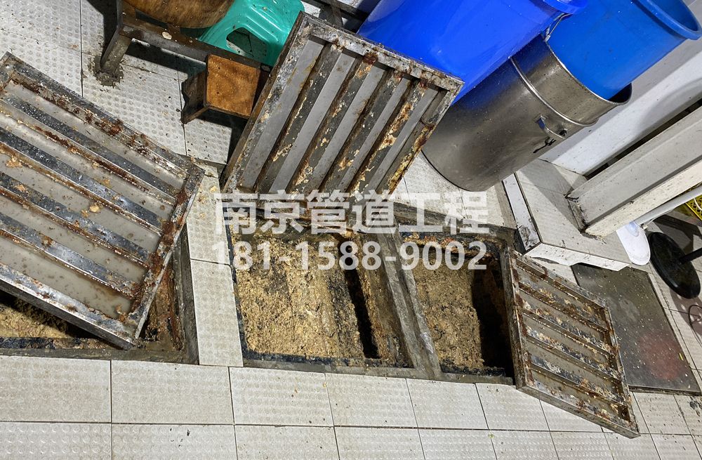 278嘉兴城管中队食堂隔油池清理